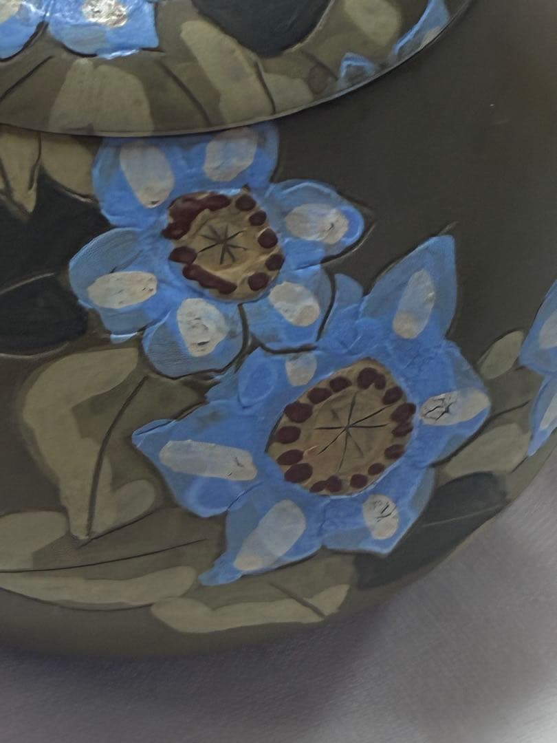 青い花柄の陶器ポット