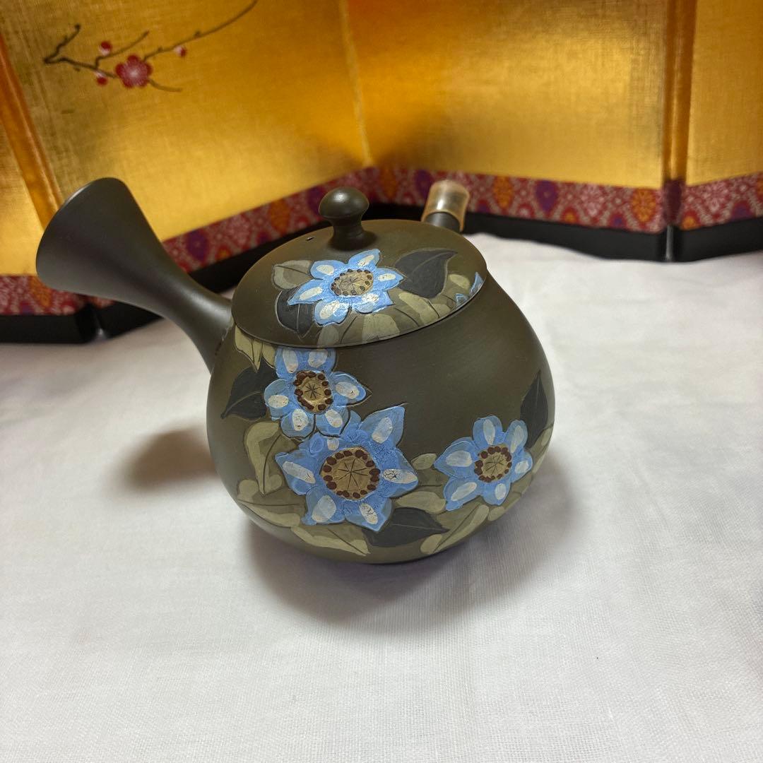 青い花柄の陶器ポット