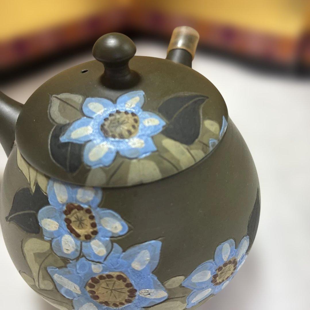 青い花柄の陶器ポット