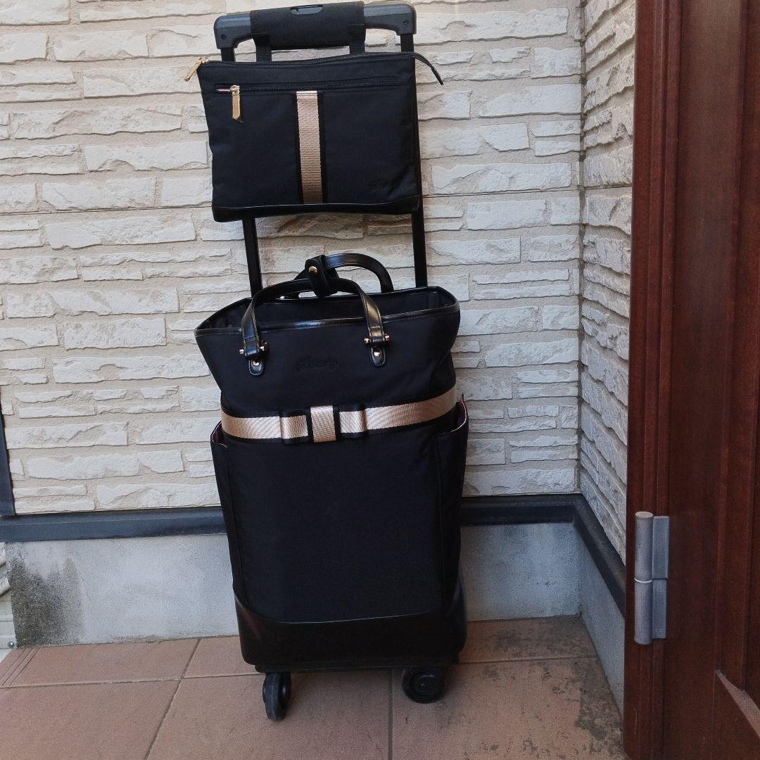 お揃いのポシェットつき！スワニー黒いナイロン製キャリーケース