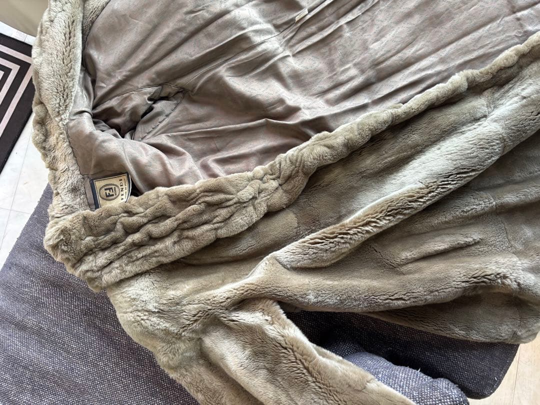 期間限定割引中‼️大幅お値下げしました‼️FENDI 希少khaki色ハーフコート