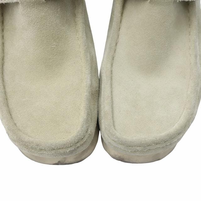 クラークス×ニードルス ワラビーBT ピースバックル メープルスエード ブーツ