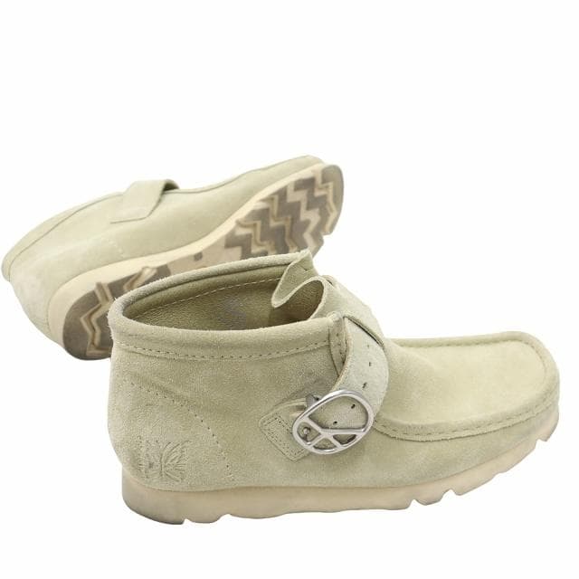 クラークス×ニードルス ワラビーBT ピースバックル メープルスエード ブーツ