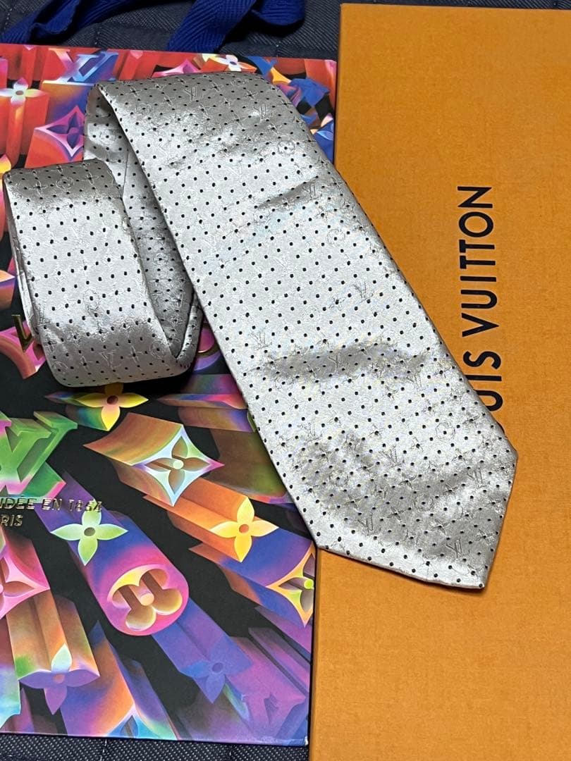 新品✨Louis Vuitton シルバー ドット ネクタイ