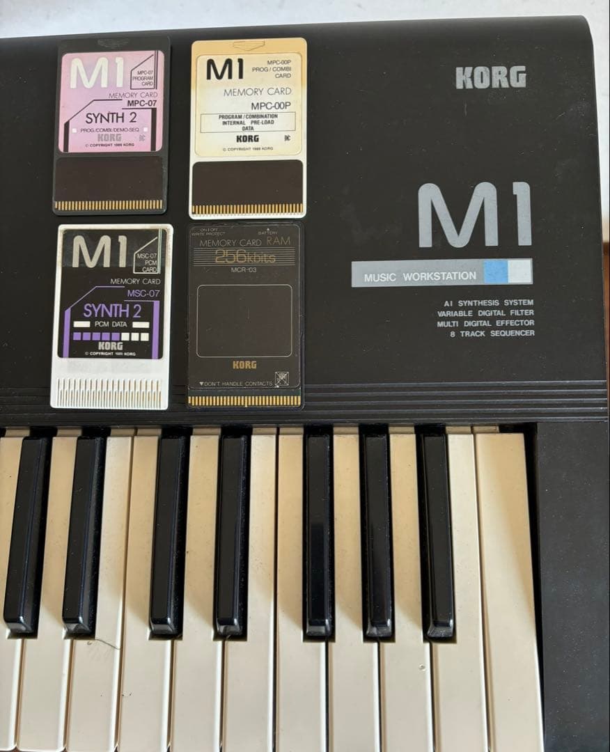 KORG M1 音楽ワークステーション　シンセサイザー ペダル専用台付き