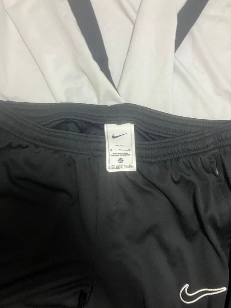 Nike Dri-FIT スリムフィット ブラックショーツ