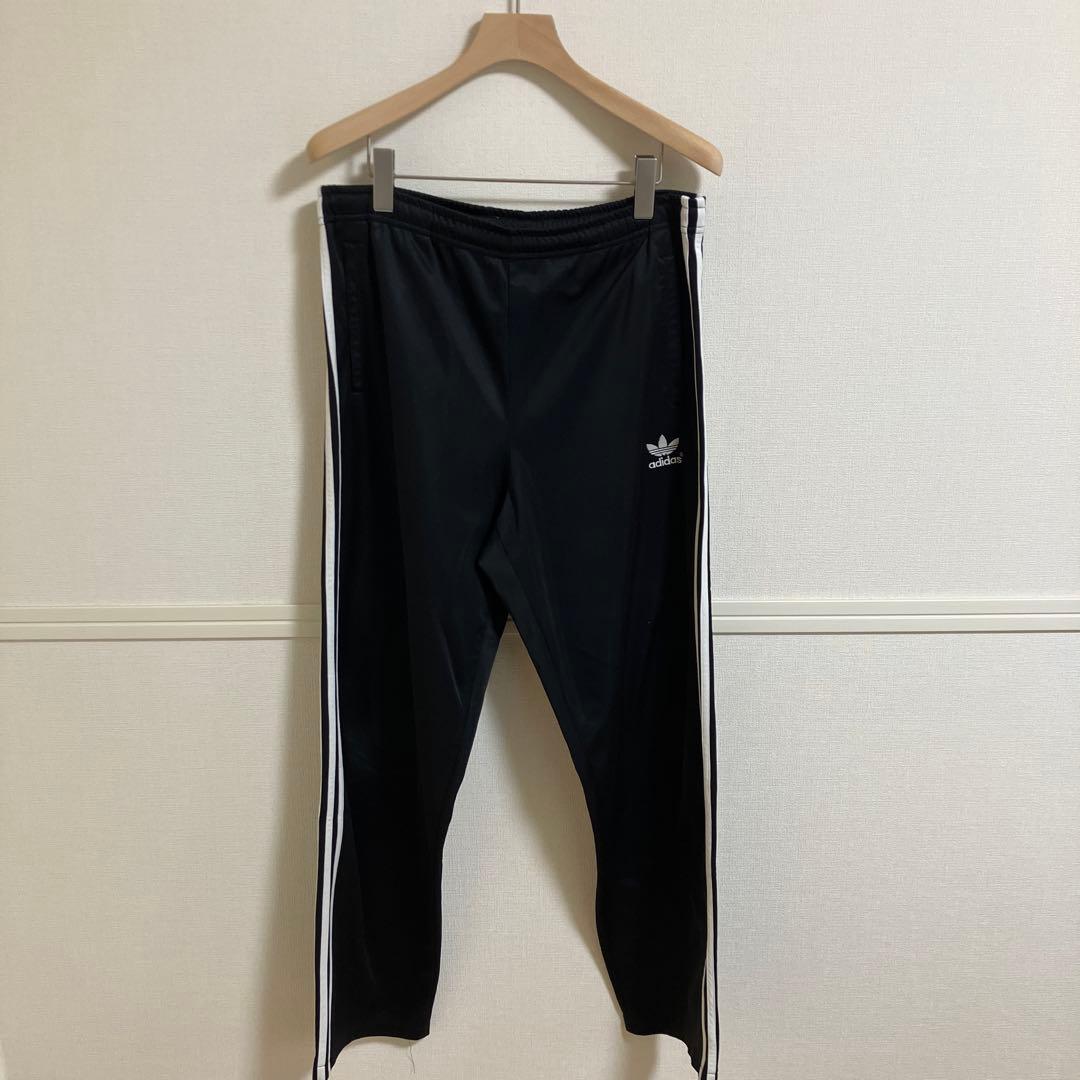 adidas 黒ジャージパンツ 万国旗