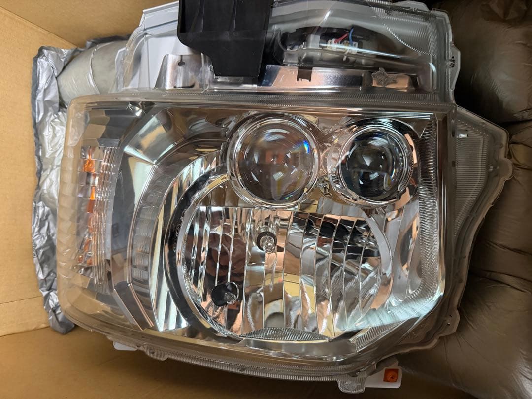 新車外し・左右セット　トヨタ ハイエース 純正LEDヘッドライト 200系　美品