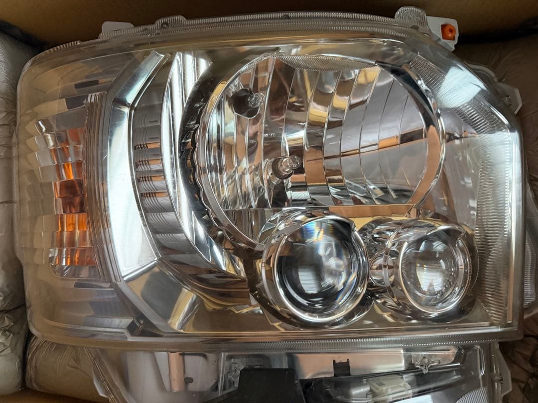 新車外し・左右セット　トヨタ ハイエース 純正LEDヘッドライト 200系　美品