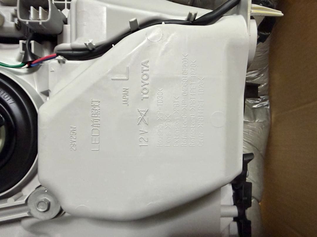 新車外し・左右セット　トヨタ ハイエース 純正LEDヘッドライト 200系　美品