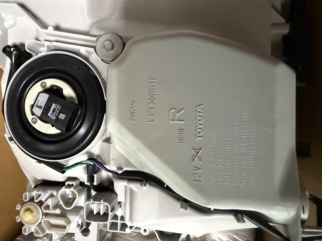 新車外し・左右セット　トヨタ ハイエース 純正LEDヘッドライト 200系　美品