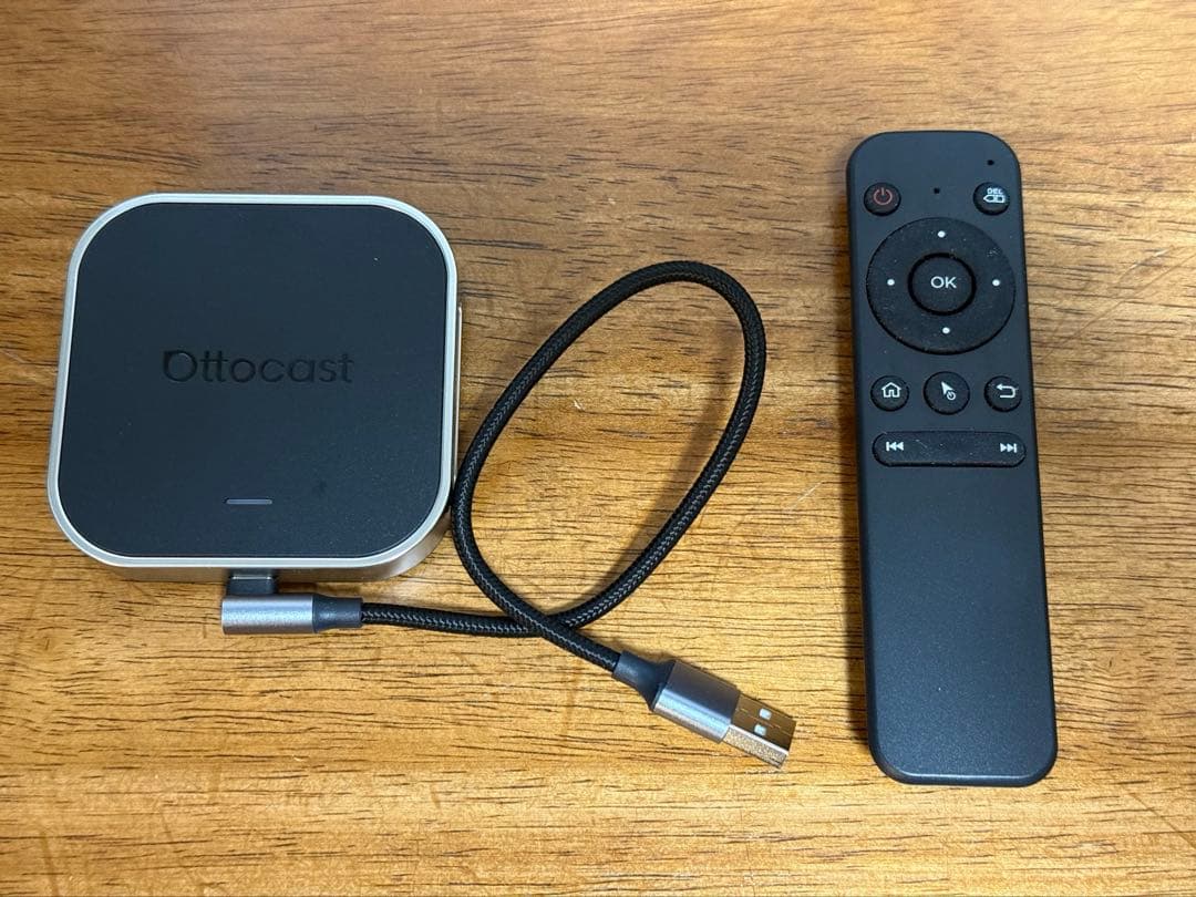Ottocast OttoAlbox E2 本体とリモコン