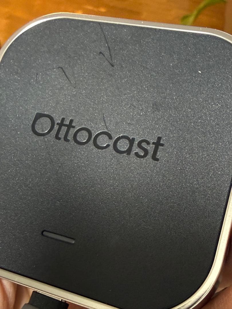 Ottocast OttoAlbox E2 本体とリモコン