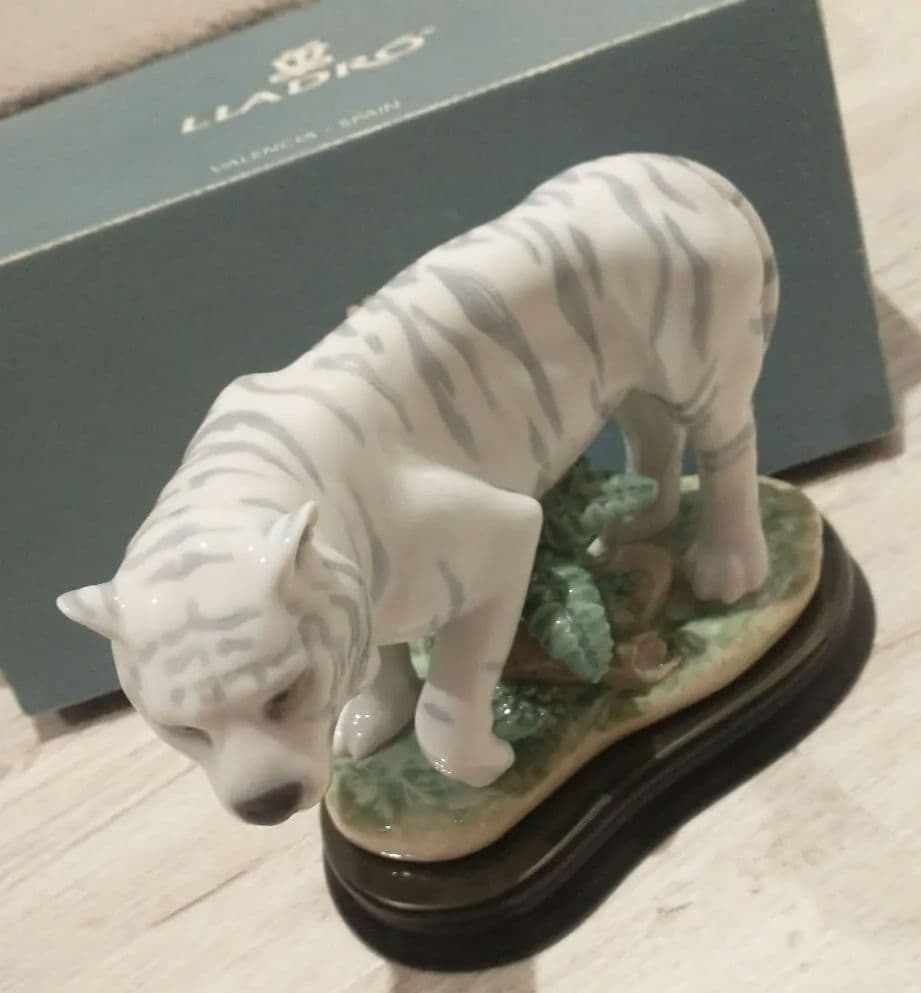 リヤドロ　ホワイトタイガー 陶器　置物