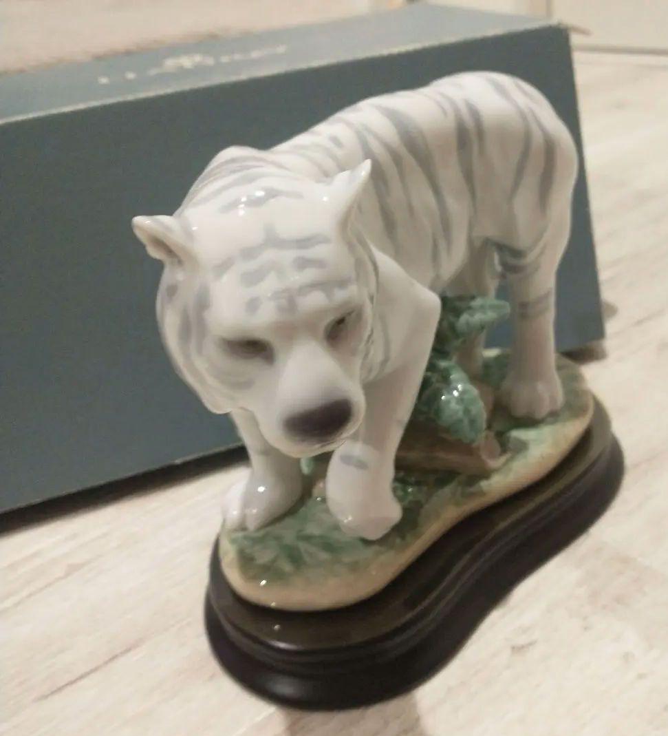 リヤドロ　ホワイトタイガー 陶器　置物