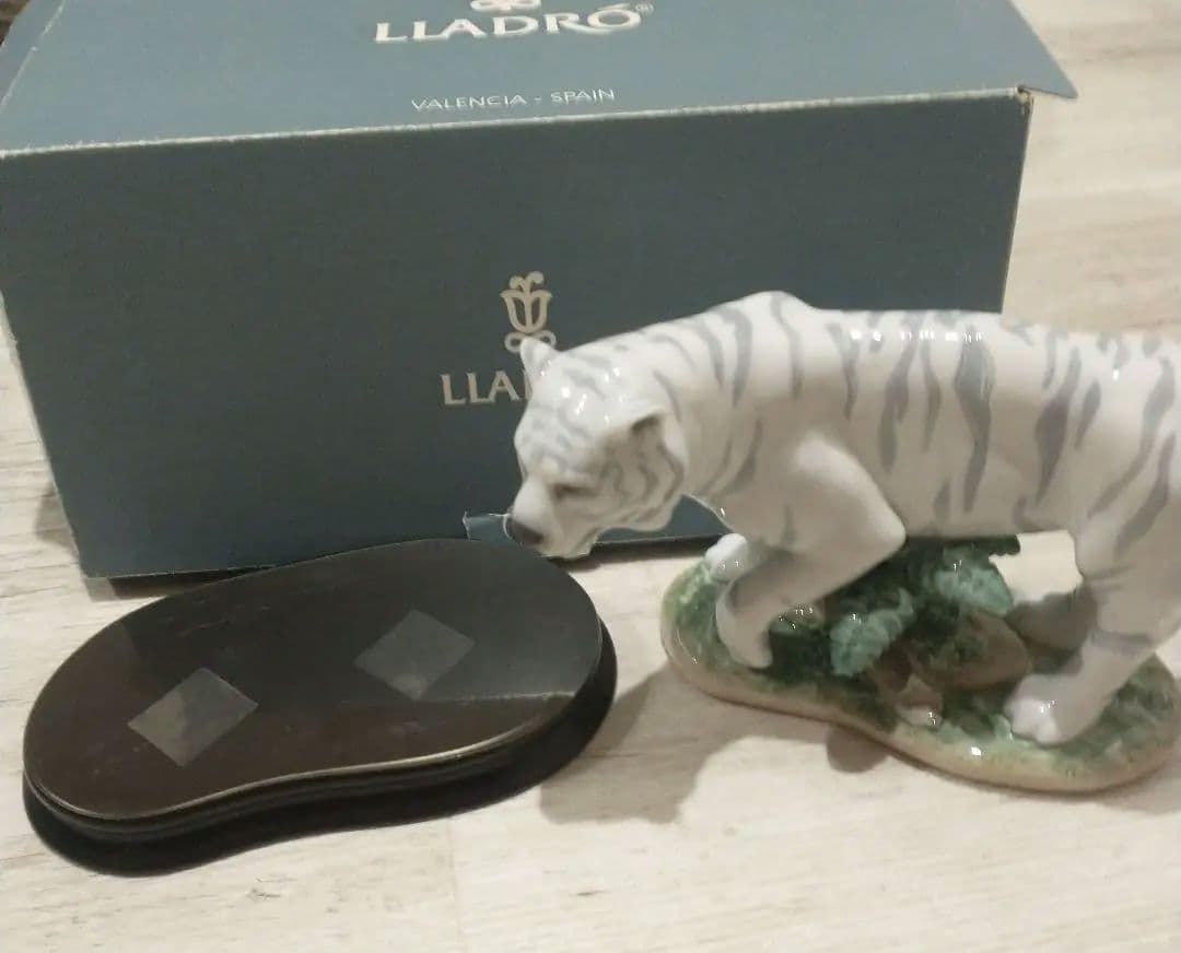 リヤドロ　ホワイトタイガー 陶器　置物