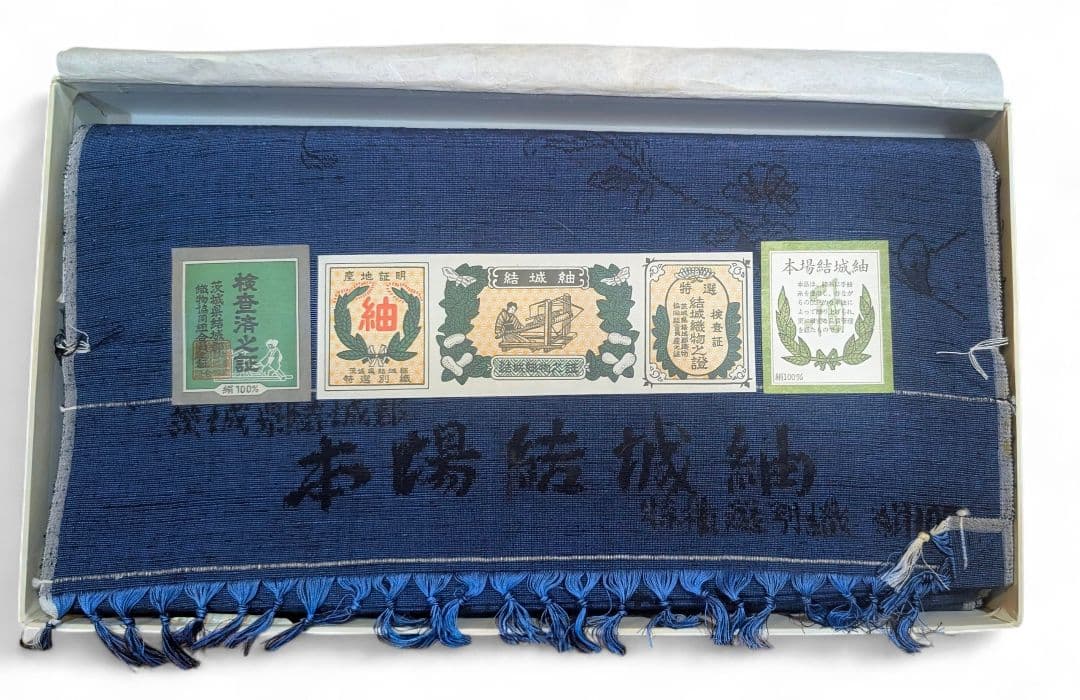 ヨ*コ様 結城紬(藍地花唐草文縦流れ)絹100%,検査証,産地表示有,未使用品
