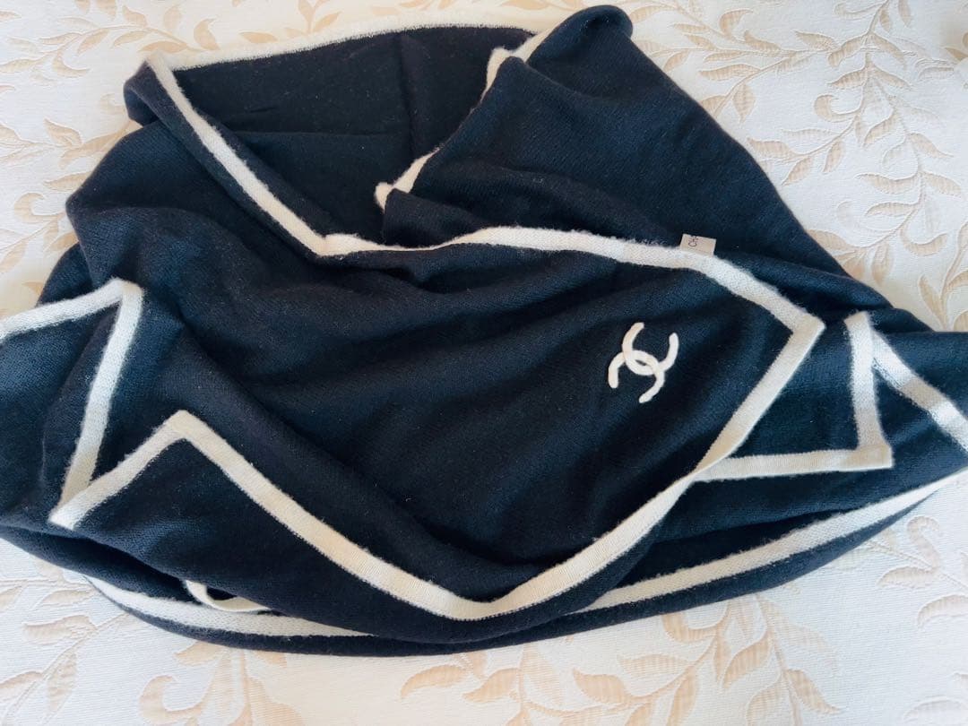 CHANEL 黒色カシミヤ100%マフラー ホワイトストライプ