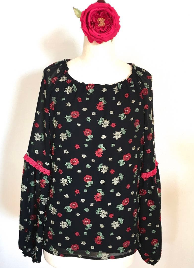 値下げ❗️フラメンコ 衣装 ブラウス 小花柄 赤×黒