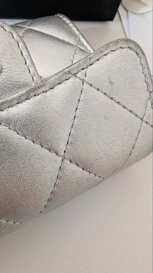 CHANEL シャネル メタリックシルバー キルティング 財布 カード 名刺