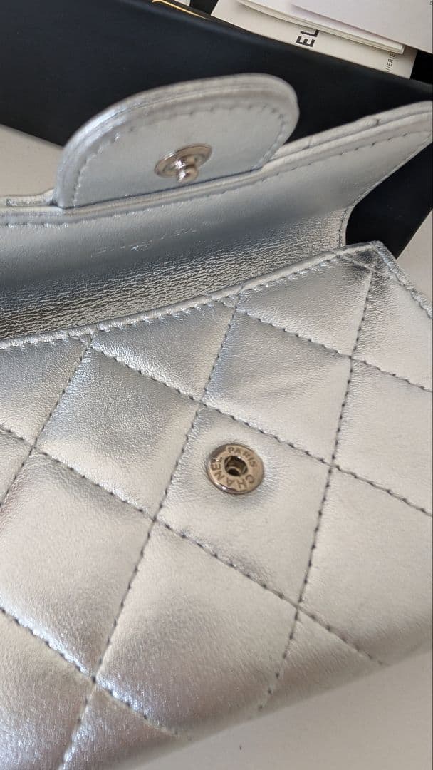 CHANEL シャネル メタリックシルバー キルティング 財布 カード 名刺