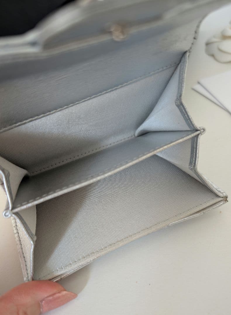 CHANEL シャネル メタリックシルバー キルティング 財布 カード 名刺