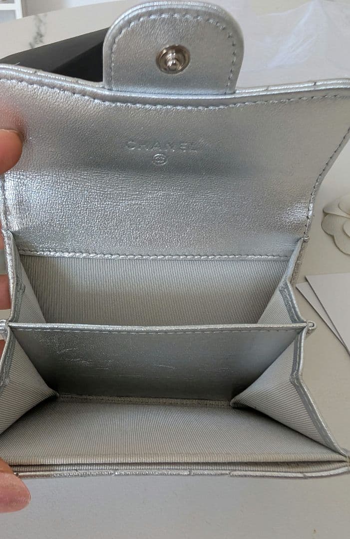 CHANEL シャネル メタリックシルバー キルティング 財布 カード 名刺