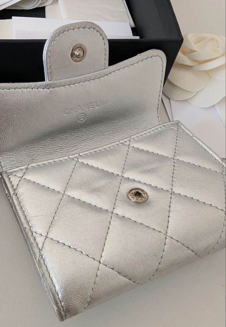 CHANEL シャネル メタリックシルバー キルティング 財布 カード 名刺