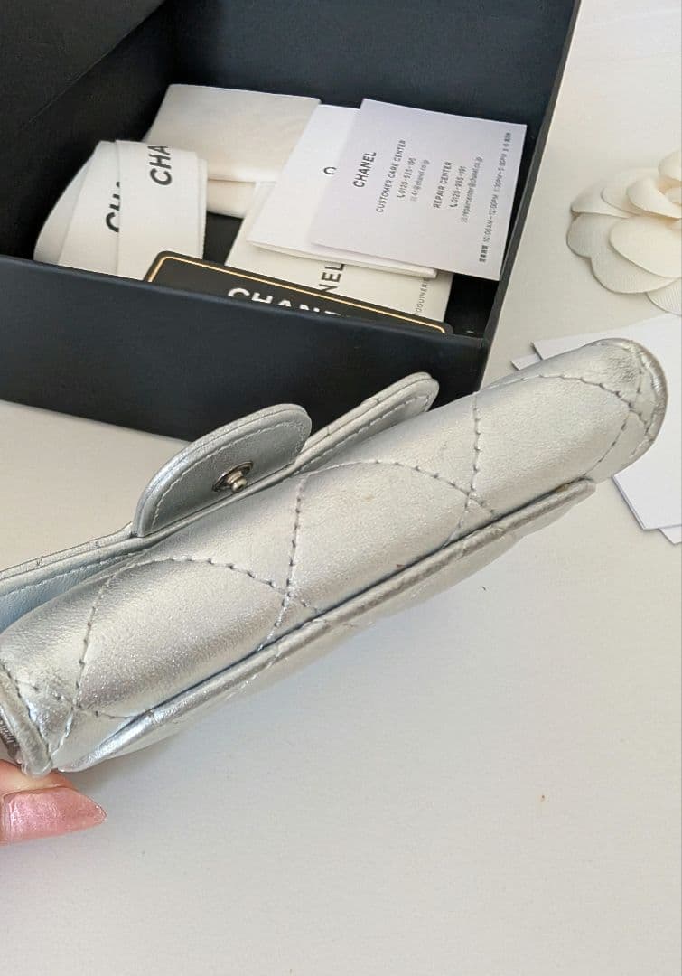CHANEL シャネル メタリックシルバー キルティング 財布 カード 名刺