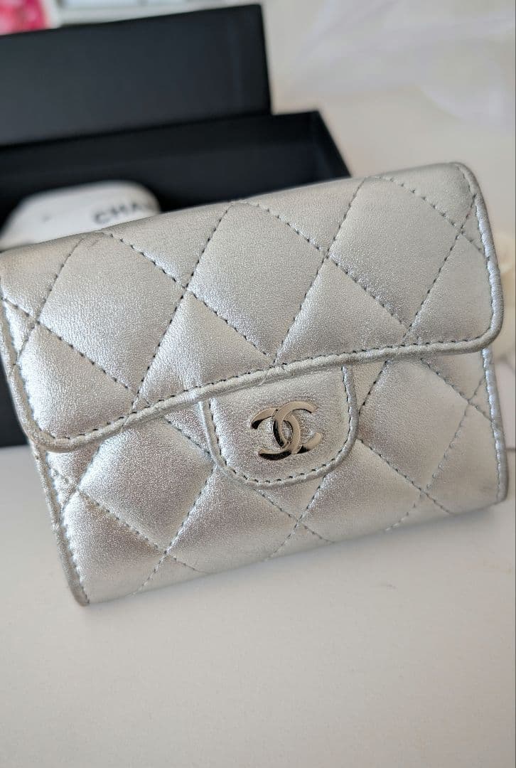 CHANEL シャネル メタリックシルバー キルティング 財布 カード 名刺