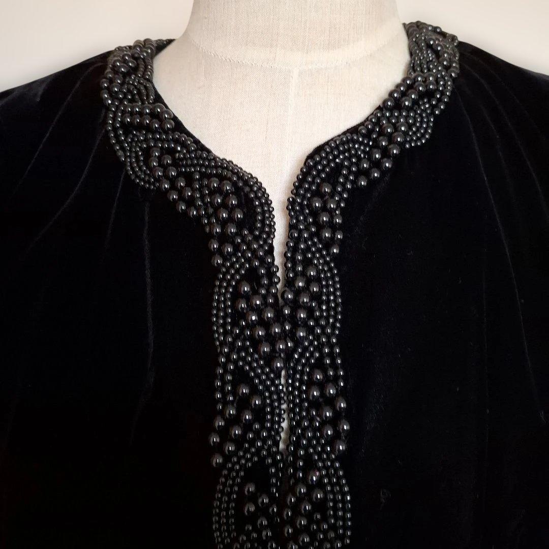 黒いベルベットケープ ビーズ装飾付き