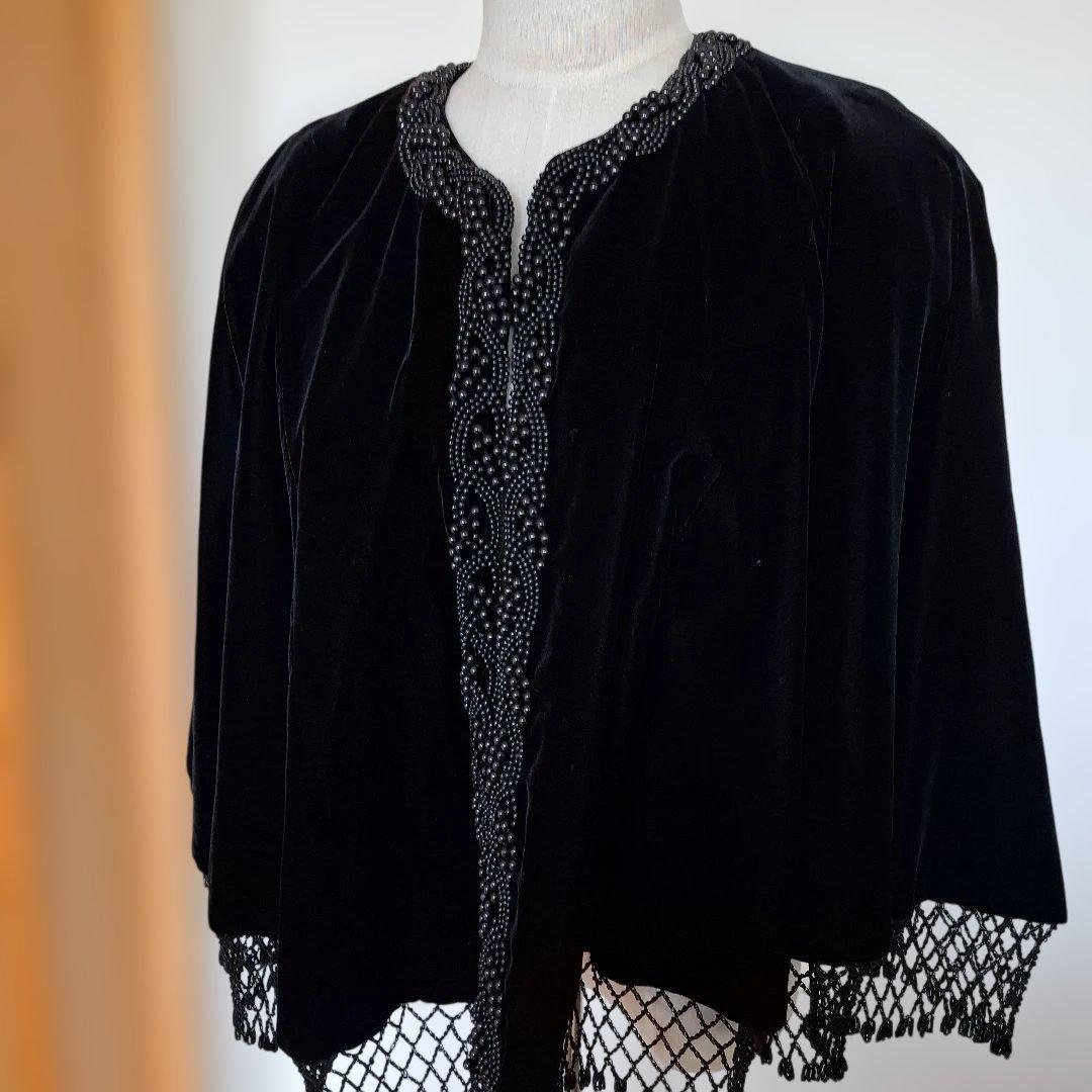 黒いベルベットケープ ビーズ装飾付き