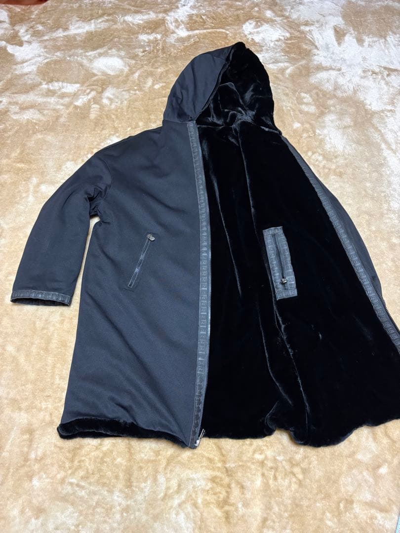 値下げ FENDI ファーリバーシブルコート ブラック 42 値下げしています。