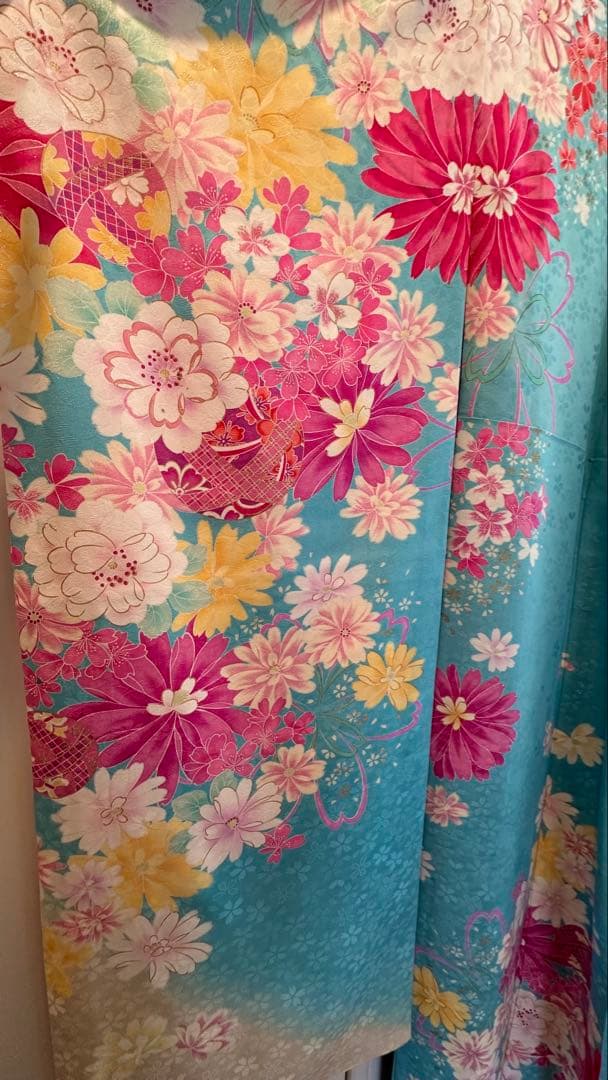 華やかな　花柄　振袖　水色