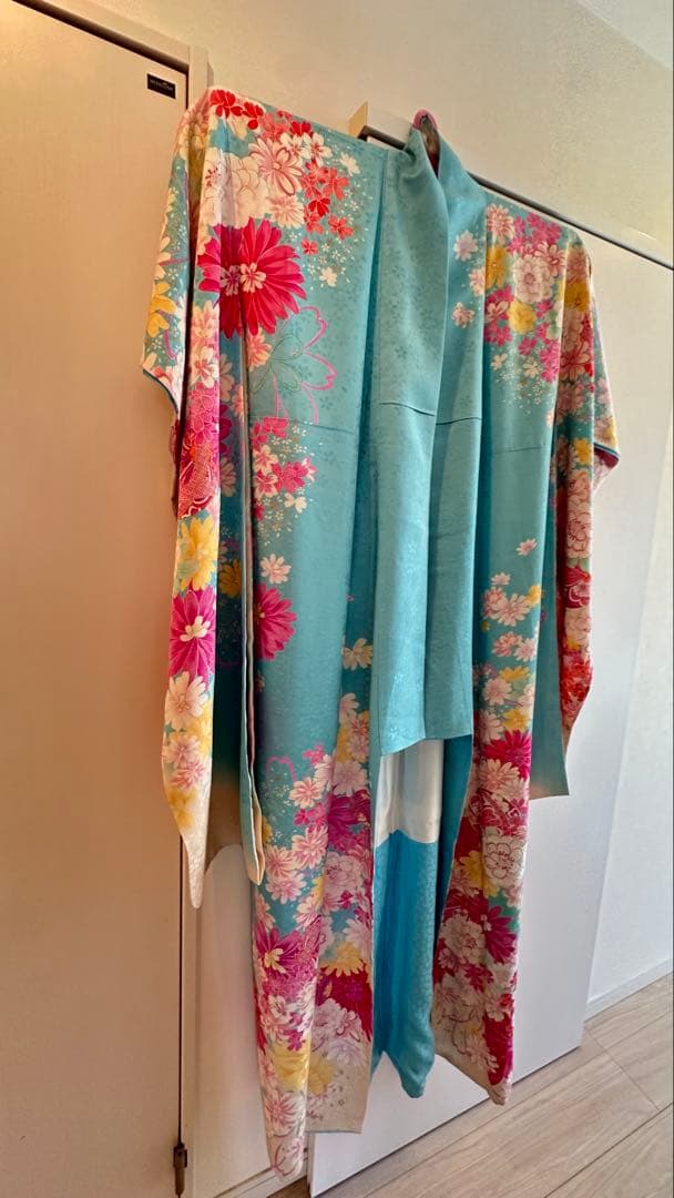 華やかな　花柄　振袖　水色