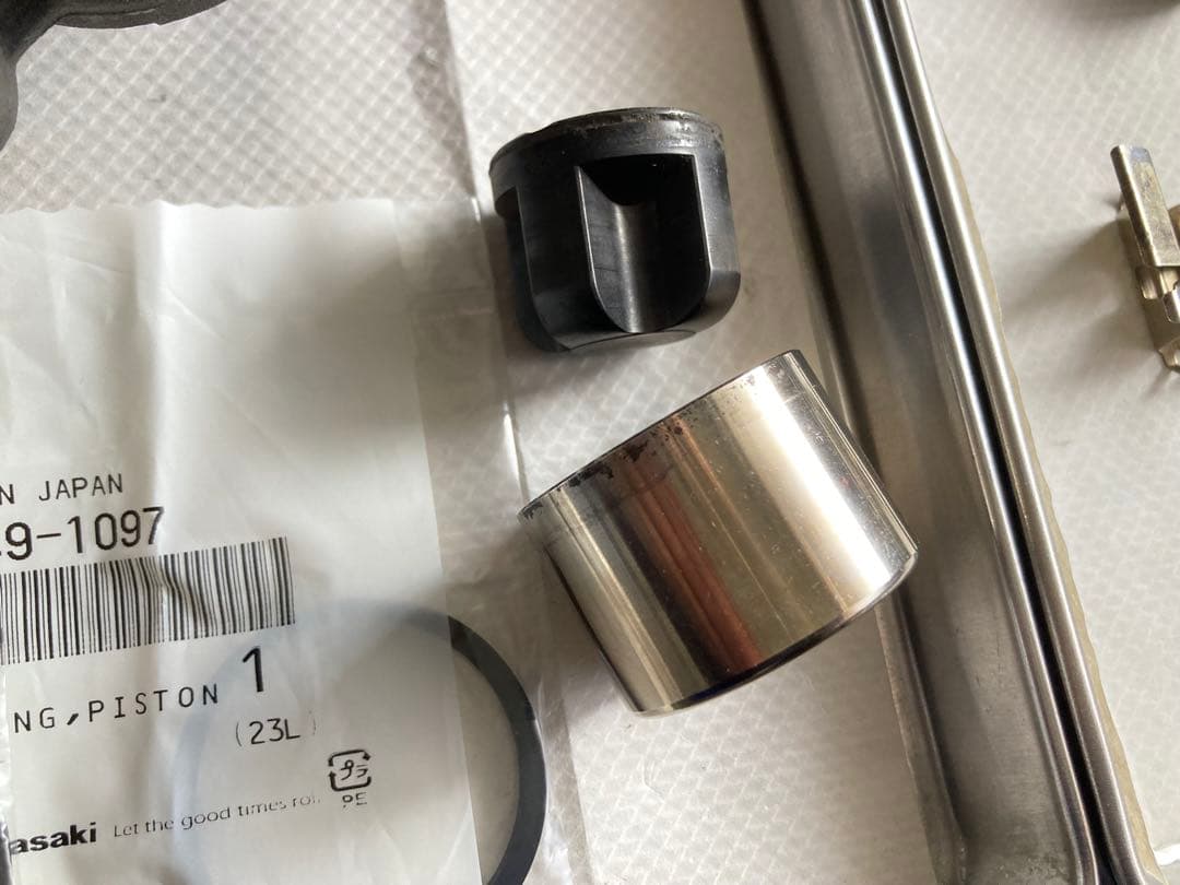 リアキャリパー 【17】 純正ピストン 分解清掃 ゼファー・ZRX400他車種