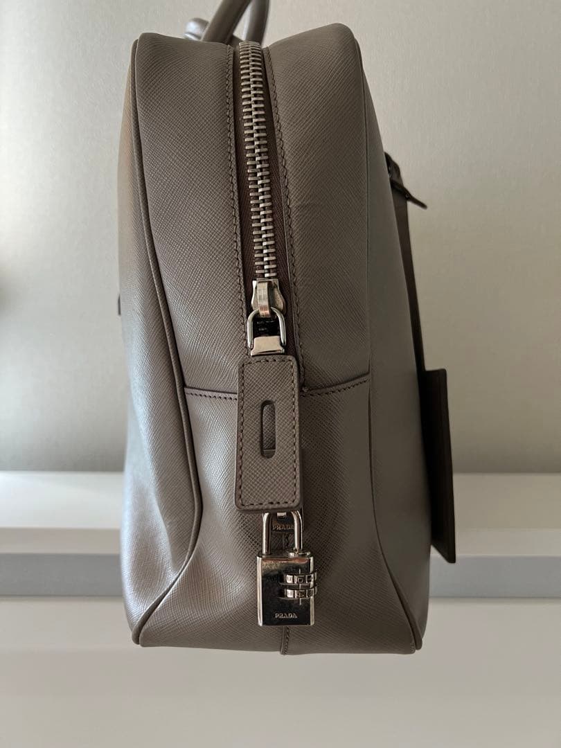 プラダ　ライトグレー　ブリーフケース