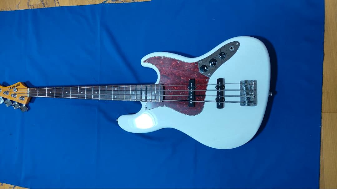 FERNANDES ジャズベース ホワイト