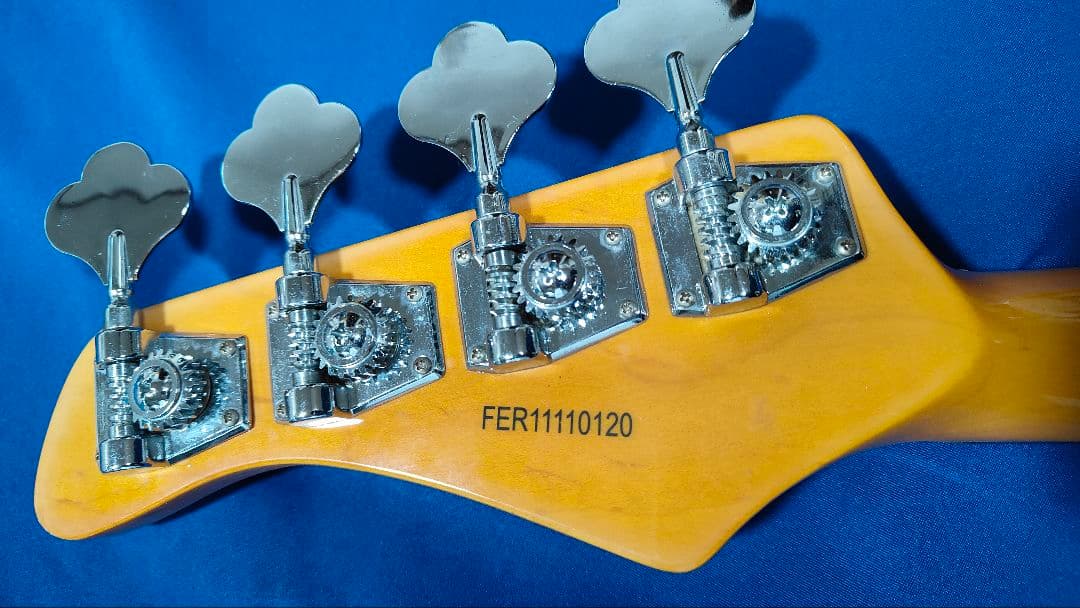 FERNANDES ジャズベース ホワイト