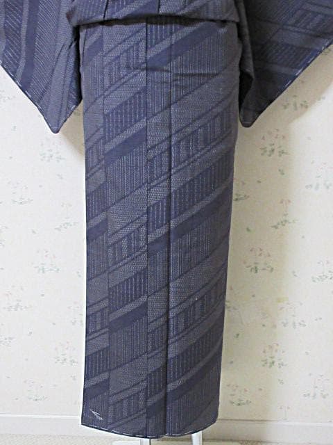 結城紬証明書：美品：亀甲絣と蚊絣：袷正絹：紺色着物：11号未使用:P26
