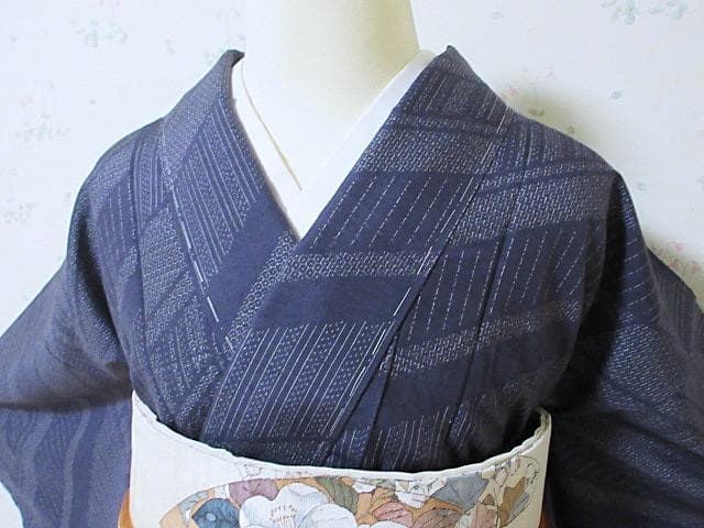 結城紬証明書：美品：亀甲絣と蚊絣：袷正絹：紺色着物：11号未使用:P26