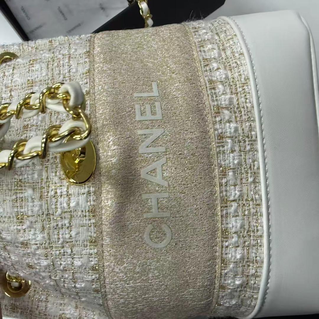 ホワイト ハンドバッグ ゴールドチェーン