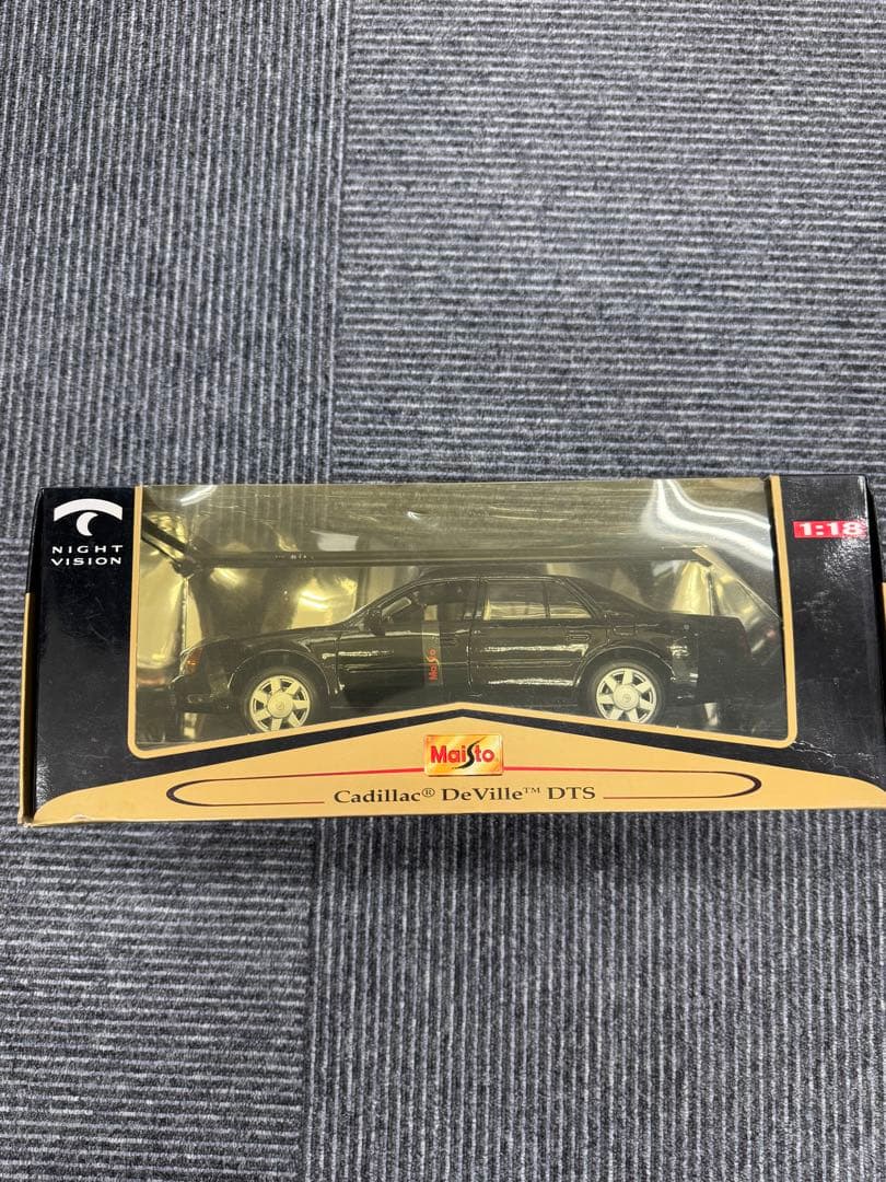 キャデラックデゥビルDTS 1/18