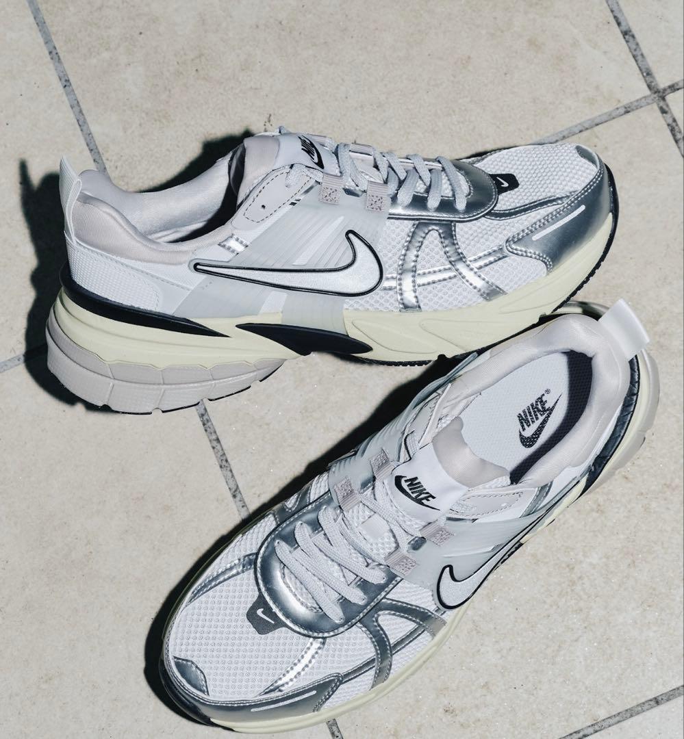 靴 NIKE V2K RUN summitwhite/llicsilver