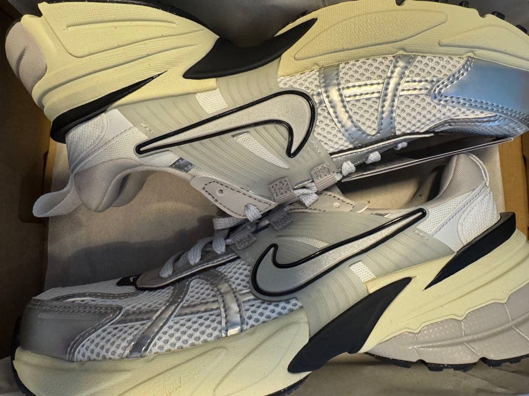 靴 NIKE V2K RUN summitwhite/llicsilver