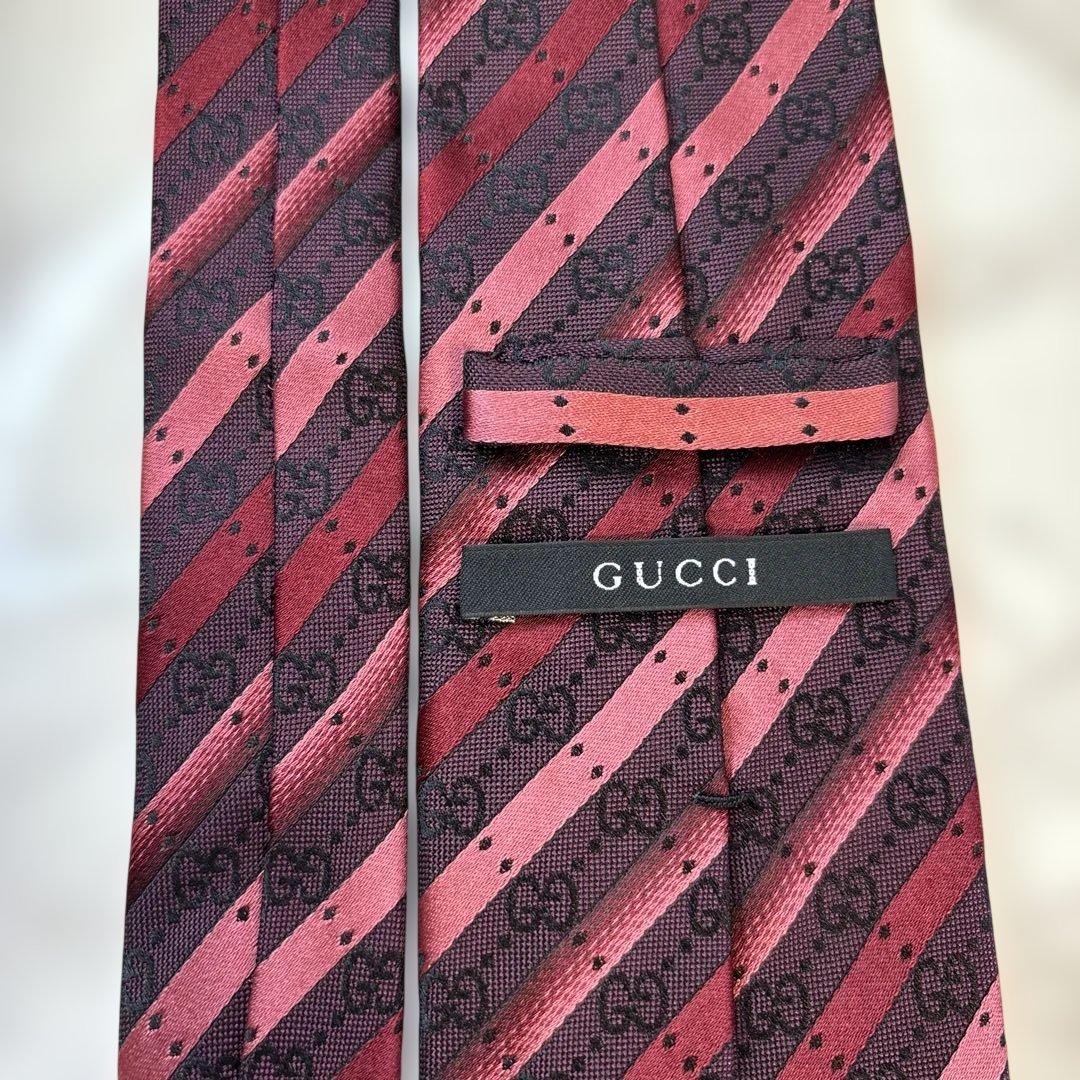 【極美品✨】GUCCI ネクタイ　GG柄　レッド系　ストライプ　刺繍