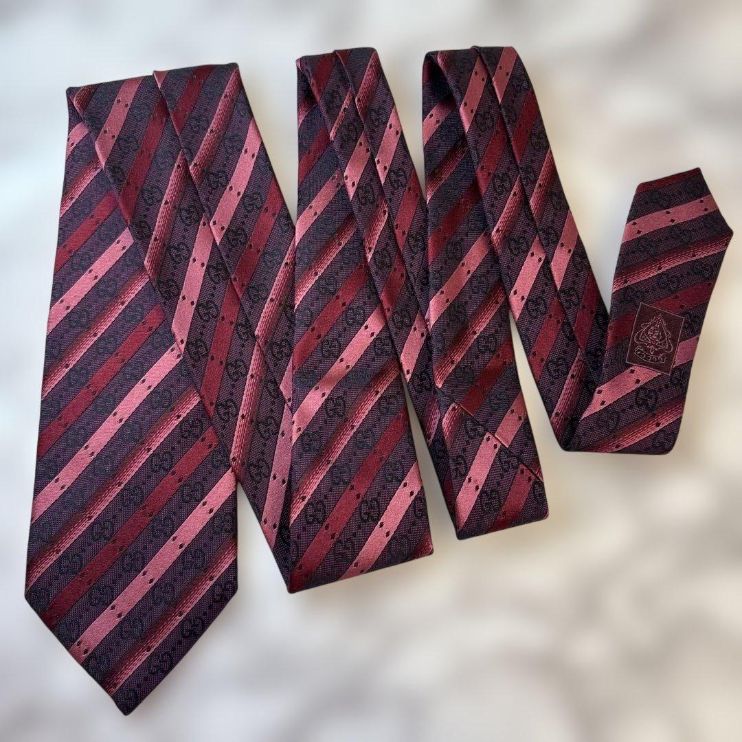 【極美品✨】GUCCI ネクタイ　GG柄　レッド系　ストライプ　刺繍