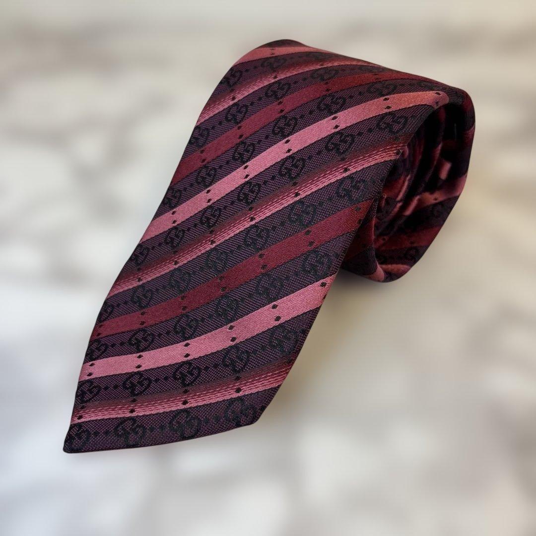 【極美品✨】GUCCI ネクタイ　GG柄　レッド系　ストライプ　刺繍