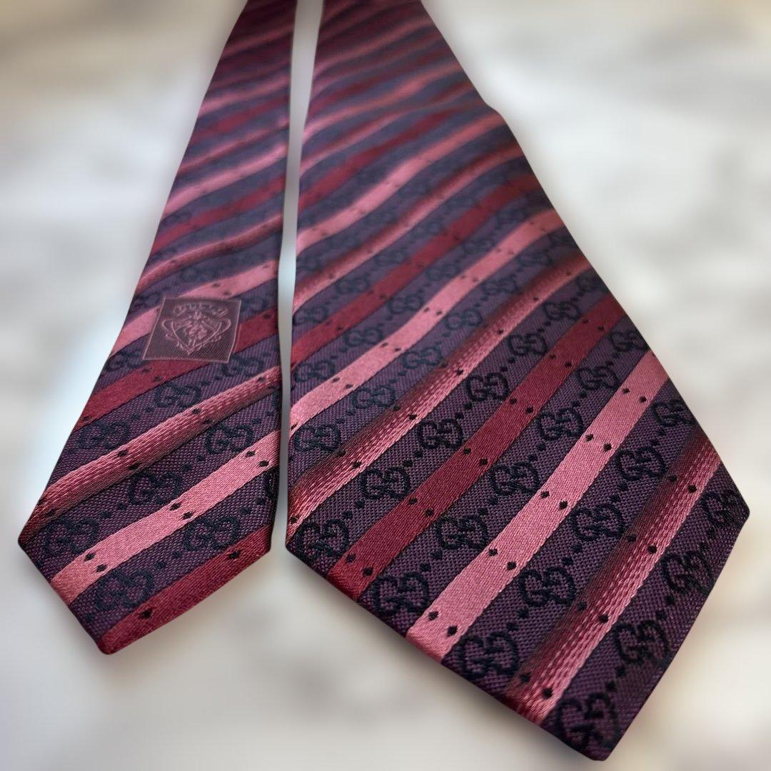 【極美品✨】GUCCI ネクタイ　GG柄　レッド系　ストライプ　刺繍