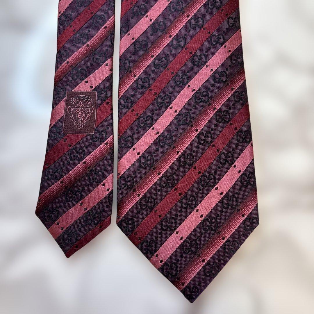 【極美品✨】GUCCI ネクタイ　GG柄　レッド系　ストライプ　刺繍